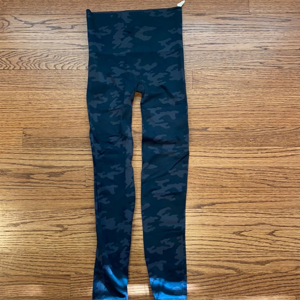 Spanx seamless camo leggings like new